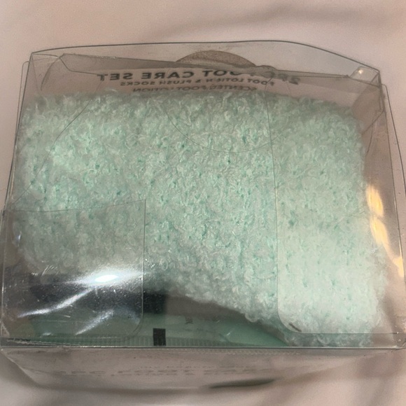 My Beauty Spot 2pc Foot Care Set Eucalyptus Scented Lotion & Plush Socks - Picture 9 of 9